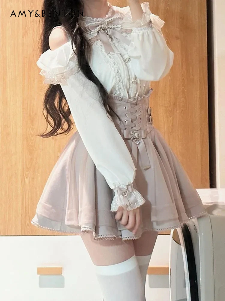 

Лето 2025 г., новая белая рубашка с открытыми плечами и длинными рукавами в японском стиле, розовая утягивающая полуюбка с высокой талией, комплект из двух предметов