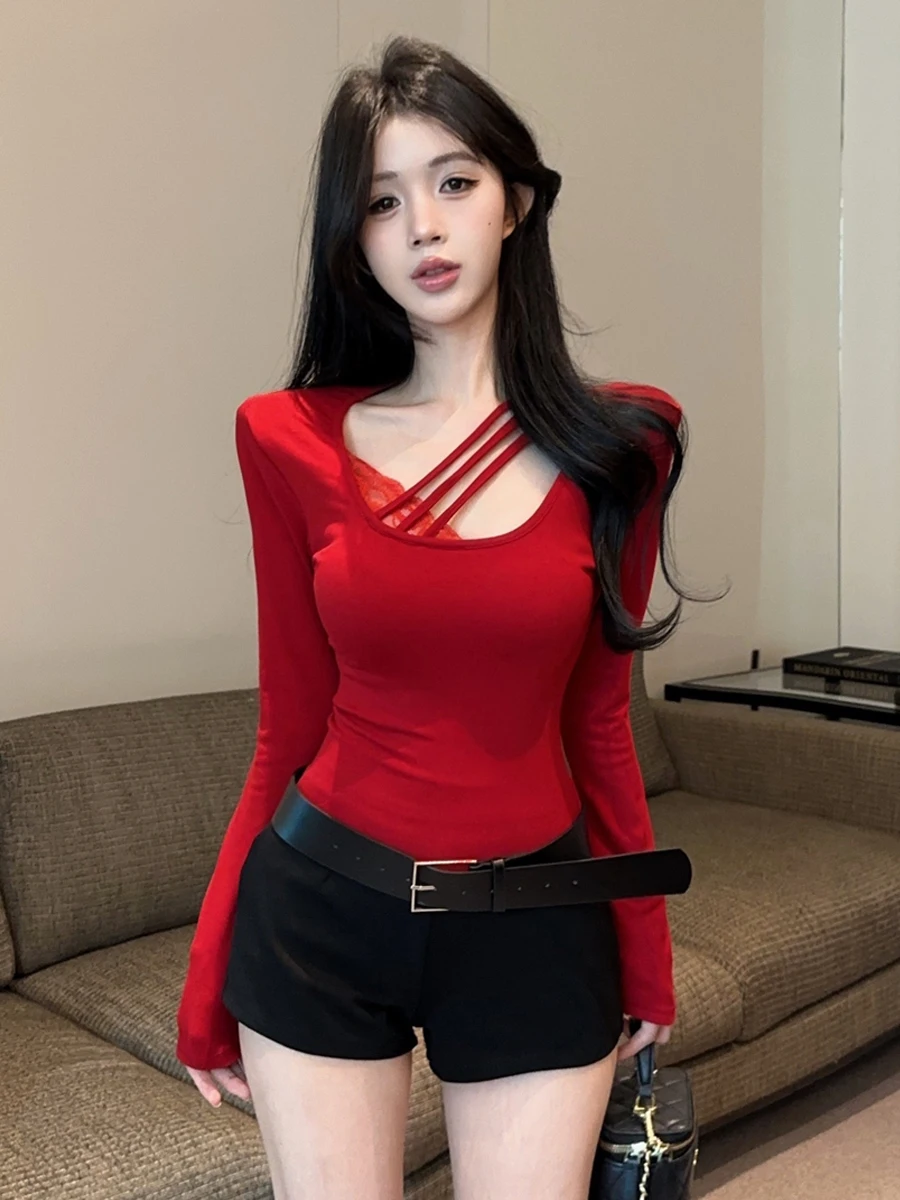 

Сексуальный комплект из двух предметов: кружевная футболка с длинным рукавом и низким вырезом, а также повседневные универсальные прямые шорты. Женская мода, весна.