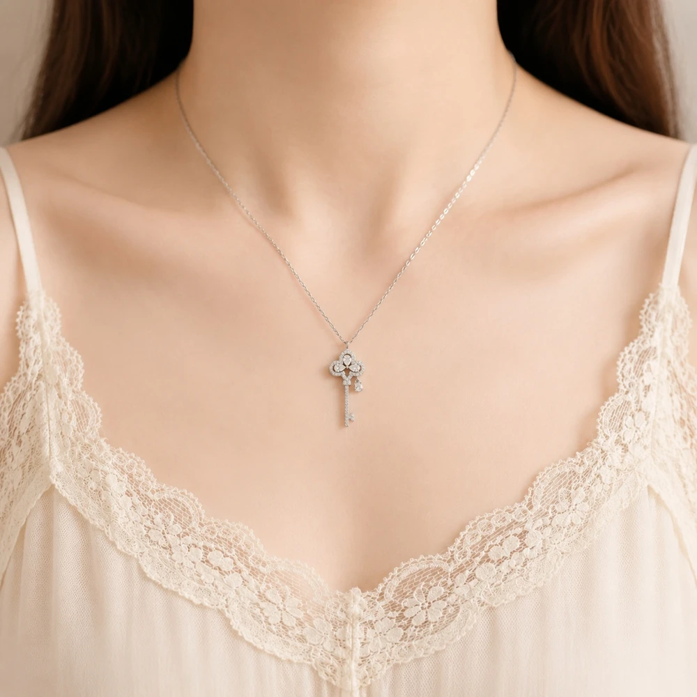 Lnngy Certifed 4.8mm Round Moissanite Necklace Exquisite Key Shape Pendant Necklaces For Women Vintage Chain Jewelry Gift