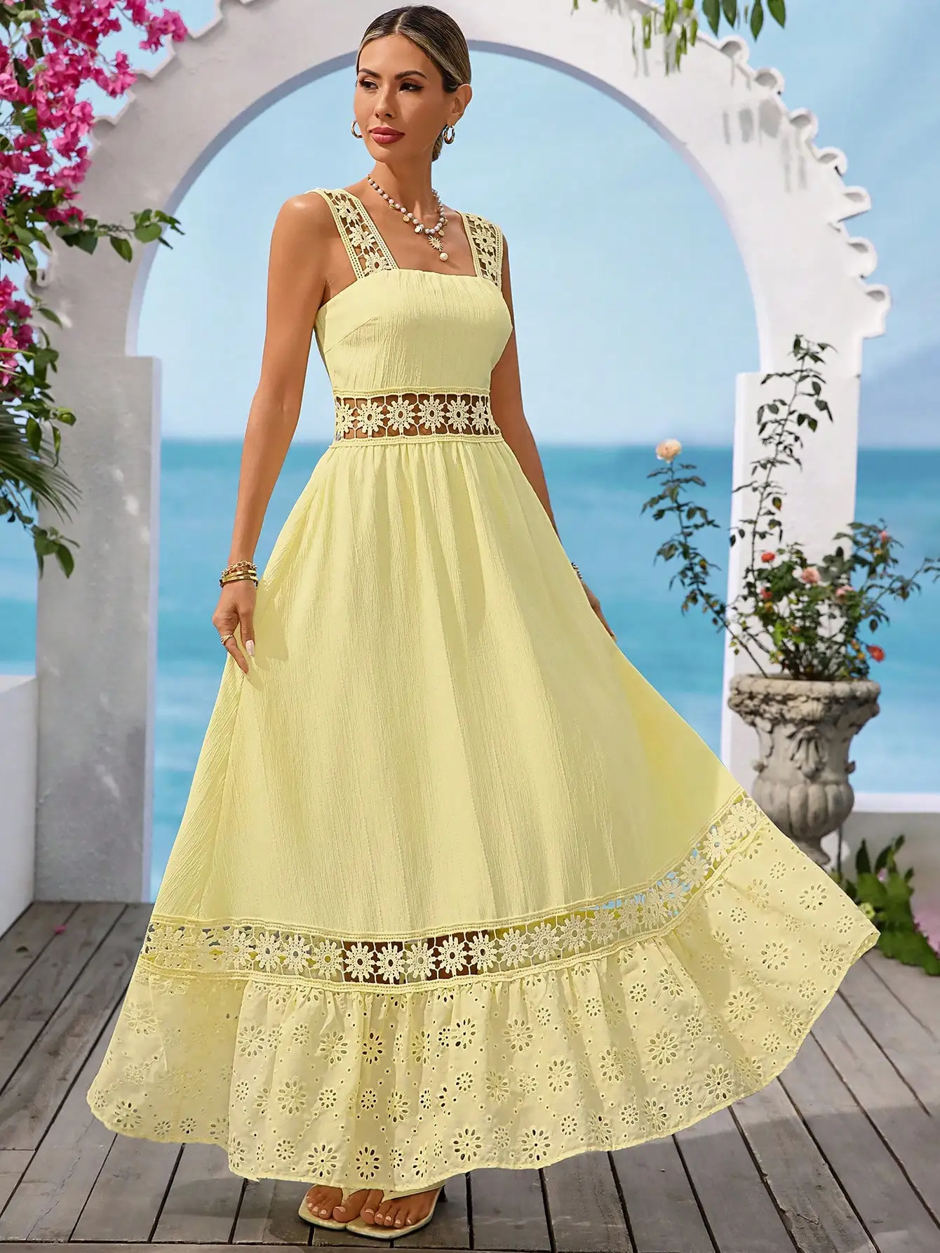 

Кремово-желтое макси-платье А-силуэта с вырезом халтер и кружевной отделкой для летнего отдыха на пляже