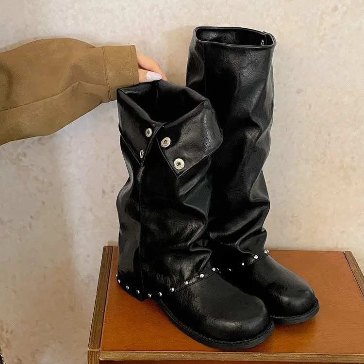 Damen-Stiefeletten mit über dem Knie reichender Länge, Nietenverzierung, lockere Passform, Leder, seitliche Schnalle, runde Zehenpartie, niedriger Absatz, Vintage-Streetwear-Schuhe – Detail 3