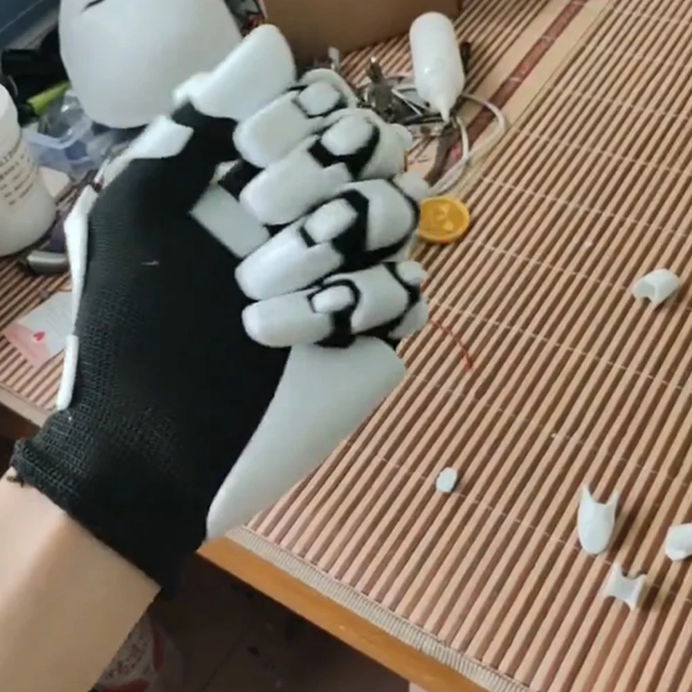 Les gants mécaniques, fabriqués en matériau PETG imprimé en 3D, sont flexibles et ont un look hautement mécanique. Convient pour le cosplay.
