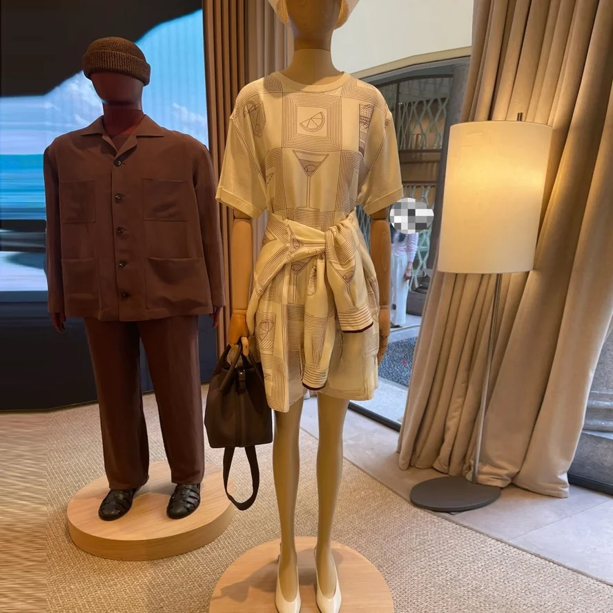 

Holiday Silk Outerwear Casual Double Layered Hooded Top And Shorts Set for Women Fashionable Loose Fit Comfortable Ensemble