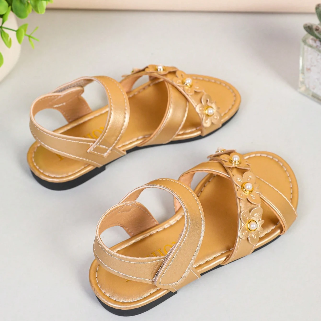 Little Girls Floral Strap Sandals 2026 New Summer Kids Metallic Beach Sandals Non-slip Simple Outdoor Vacation Flats Daily Wear