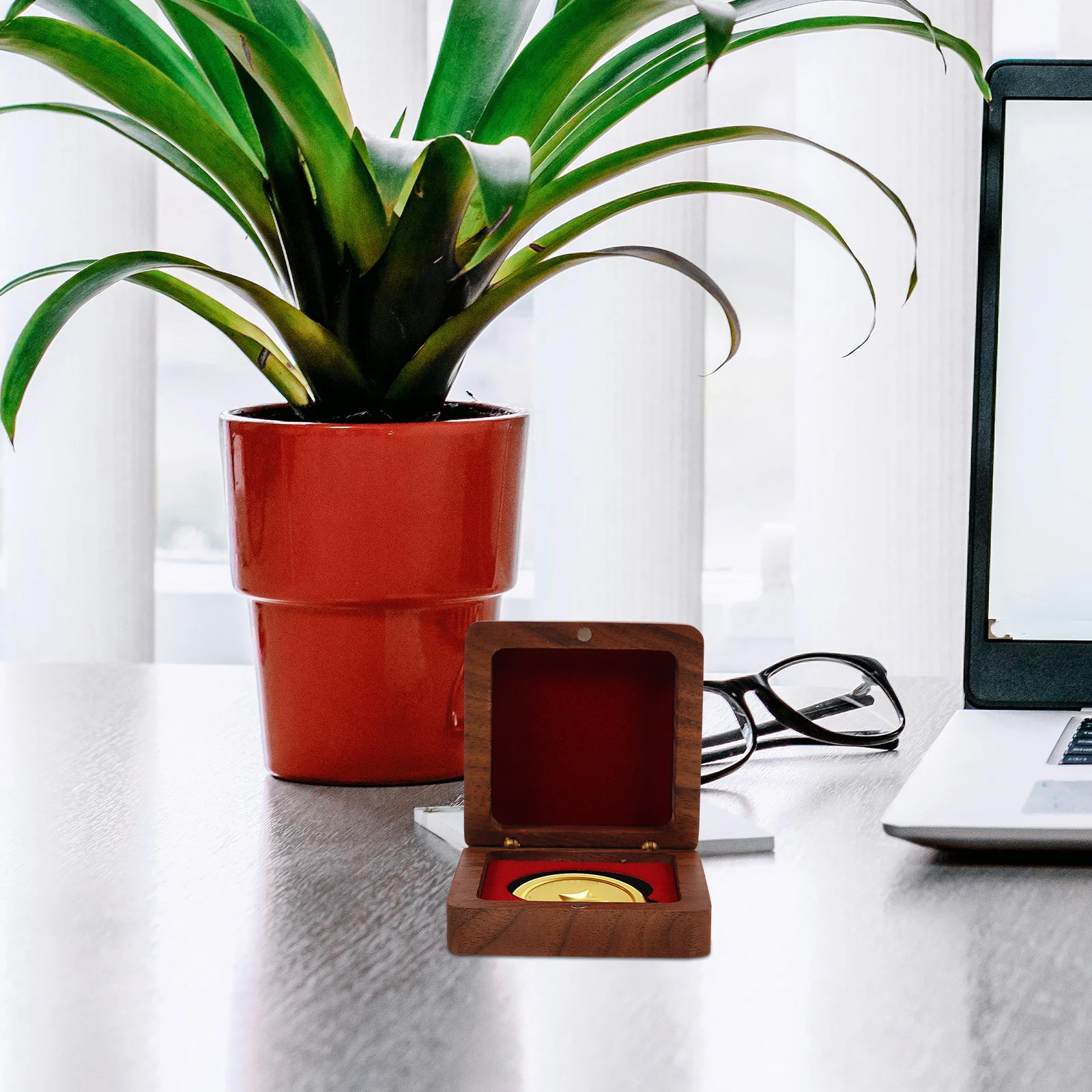 

Medal Box Compact Badge Display Case For Sports Awards Collection Storage Portable Lapel Badge Holder Wooden Display Box Table