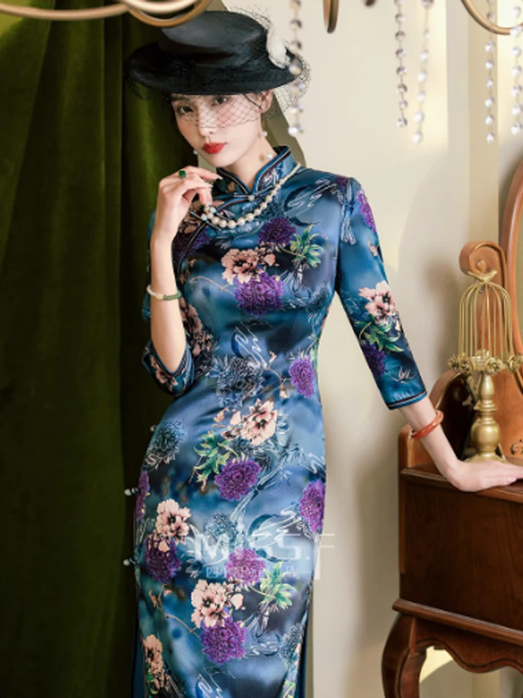 Gaun Tiongkok gaun malam Qipao kustom hijau sutra gaun Cheongsam cetak tradisional Retro sedang Cheongsam lengan panjang