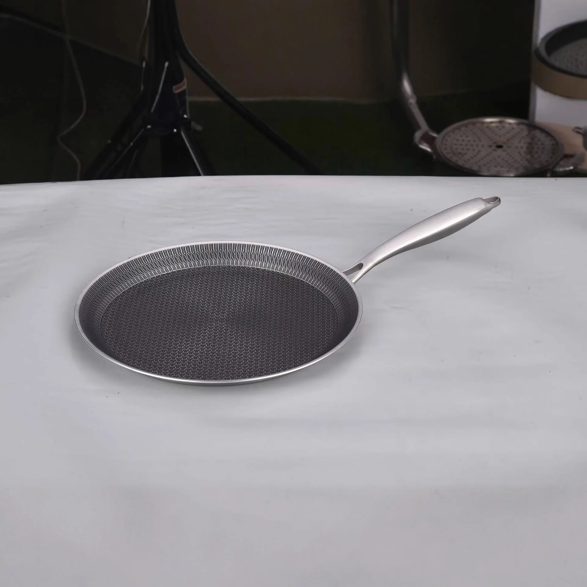 

304 Stainless Steel Pizza Tray Non-Stick Honeycomb Structure No Oil Spill Dishwasher Safe Eco-Friendly Kitchenware
