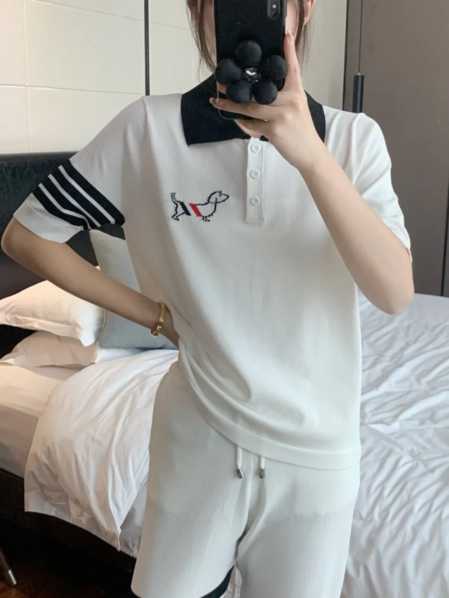 

Комплект: футболка с коротким рукавом и длинные брюки из ледяного шелка с красно-бело-синим цветовым блоком, принтом собаки и воротником, в модном студенческом стиле