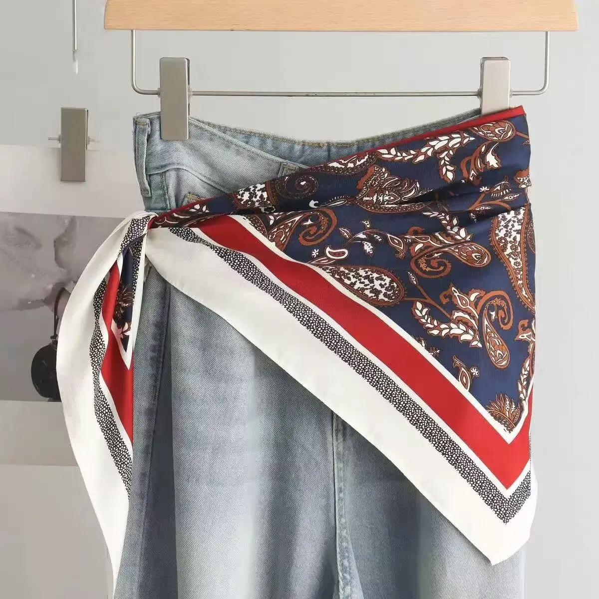 Großer Dreiecksschal im koreanischen Stil mit Paisley- und Polka-Dot-Muster für Damen, Seidenimitat, Kopftuch, Taillenschal oder eleganter dünner Schal – Detail 25
