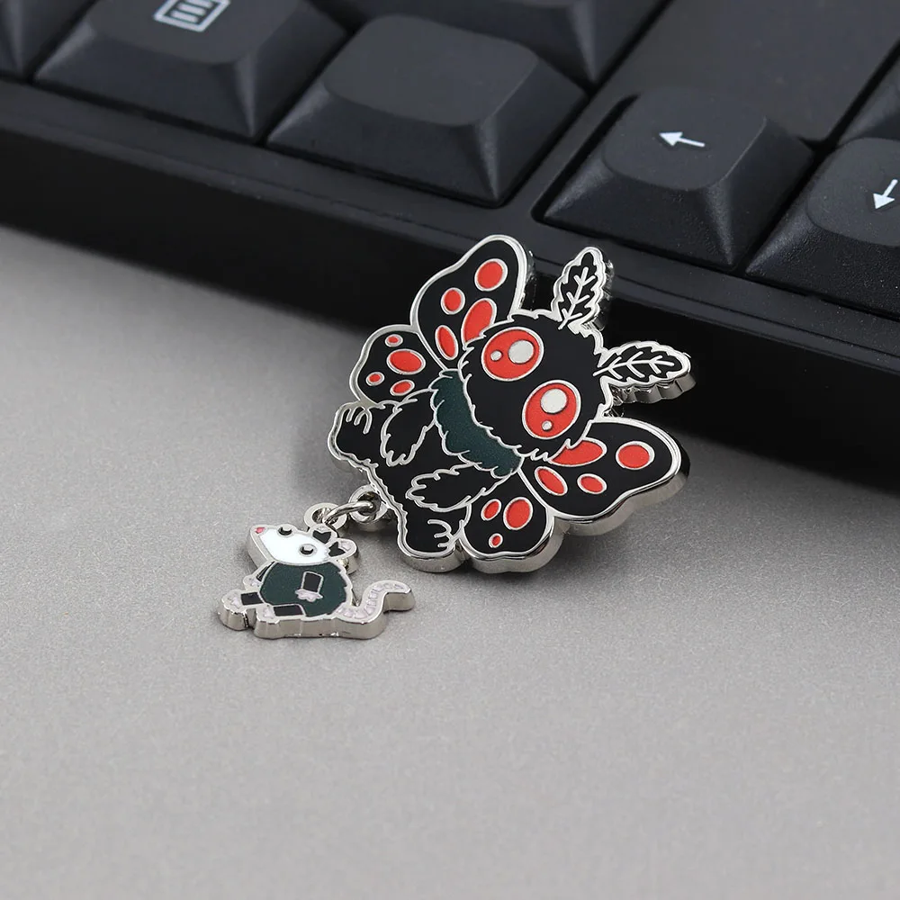 Lustige Chibi-Mothman-Emaille-Pins, kreative niedliche Kryptid-Broschen mit hängendem Opossum, skurriles Monster-Abzeichen mit roten Augen, Anstecknadel-Geschenk – Detail 6