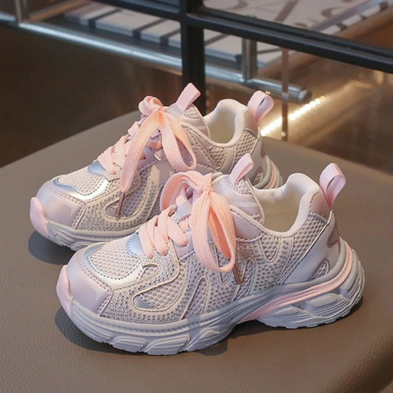 

Новые детские сетчатые кроссовки для бега, весенне-осенние баскетбольные кроссовки для девочек, дышащие модные школьные спортивные кроссовки для детей, универсальные.