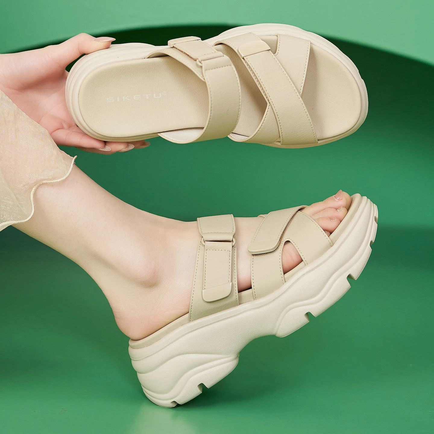 

Женские тапочки на толстой подошве 2026 года с наклонным каблуком и мягкой подошвой, легкие, нескользящие, подходят также для пляжа