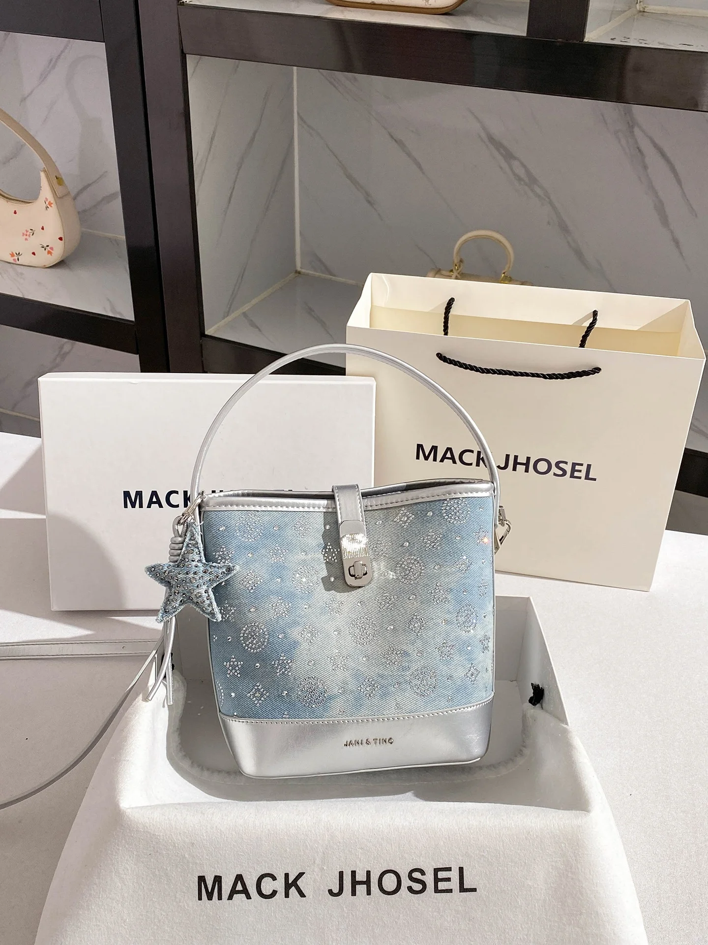 sac-seau-en-jean-de-luxe-mack-jhosel-–-sac-bandouliere-tendance-et-Elegant-–-collection-Ete-2026-–-sac-a-main-polyvalent-pour-femme