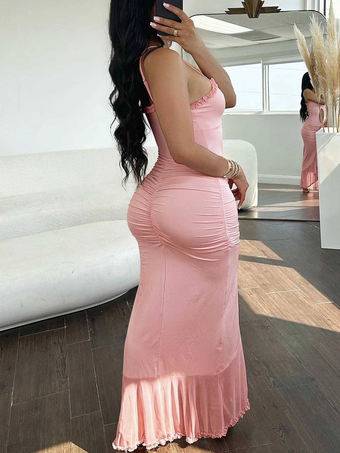 Sukienka damska z nieregularnymi rozcięciami i nieregularnymi szelkami