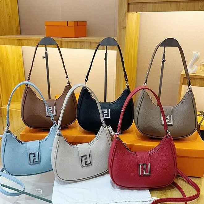 

2026 New Trendy Women's Solid Color Tote Bag Large Capacity Versatile Daily Commute Travel Crossbody Bag