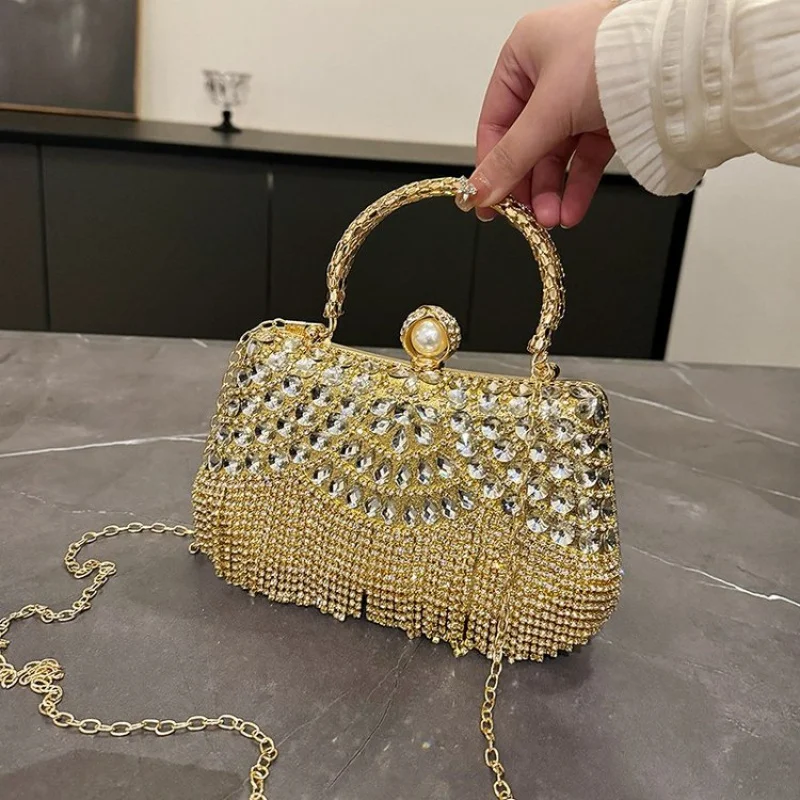 

Fashionable Women's Crossbody-Bag Made Of Fine Leather Boasting Trendy Design And Famous Durable Look​