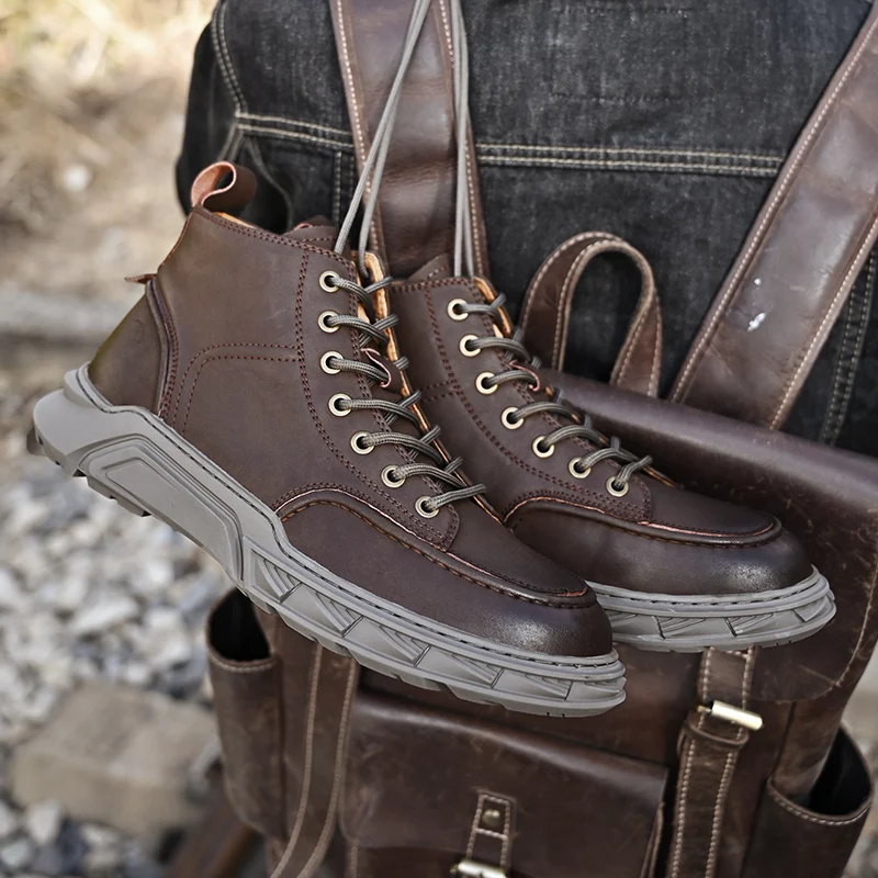 Coppia di stivali gialli grandi in pelle: 2025 nuove scarpe da uomo autunnali e invernali, stivali corti stile britannico, stivale alto con suola ispessita