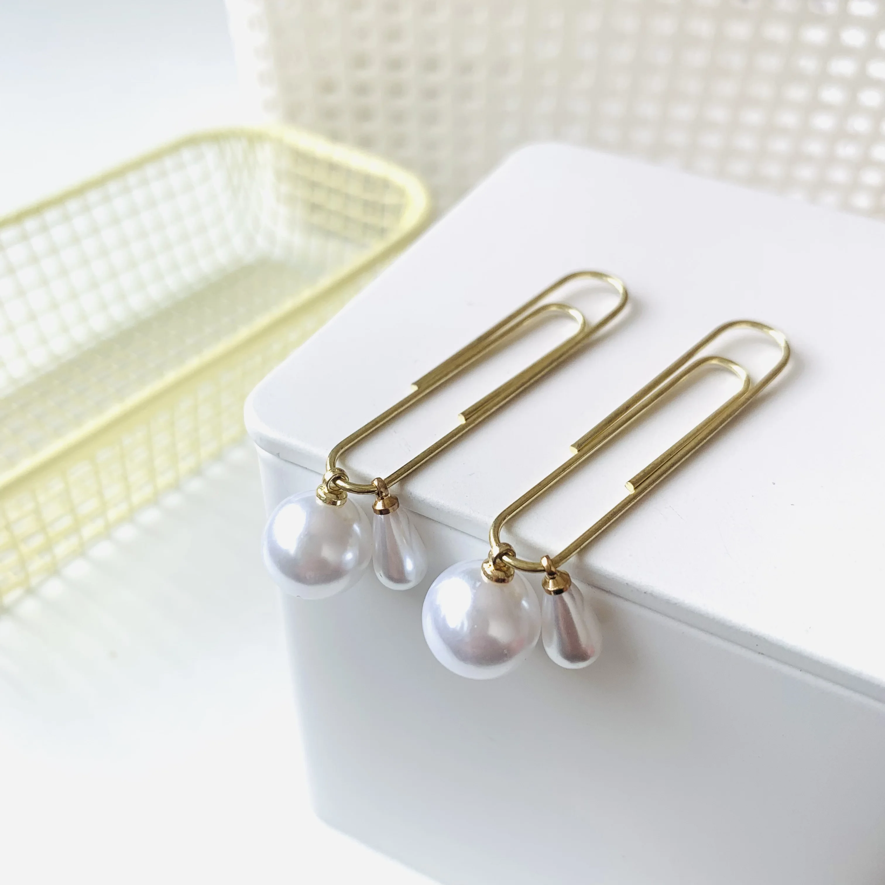 2PCS Fashion White hanging beads Metal Paper Clip Gold Bookmark Planner Clip Memo Ticket Clip Stationery Marking Clips Supplies