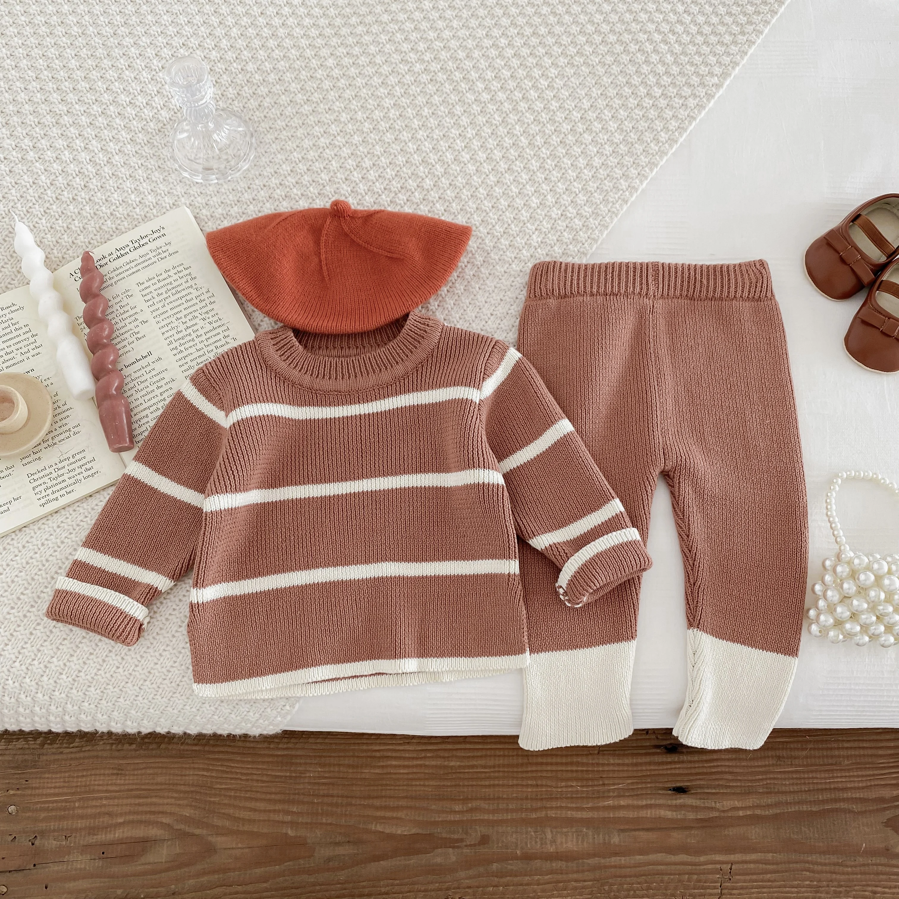 Herbstliches Strickpullover-Set für Babys, Jungen und Mädchen, lockeres, gestreiftes Oberteil mit modischen Hosen mit Patchwork-Muster. – Detail 6