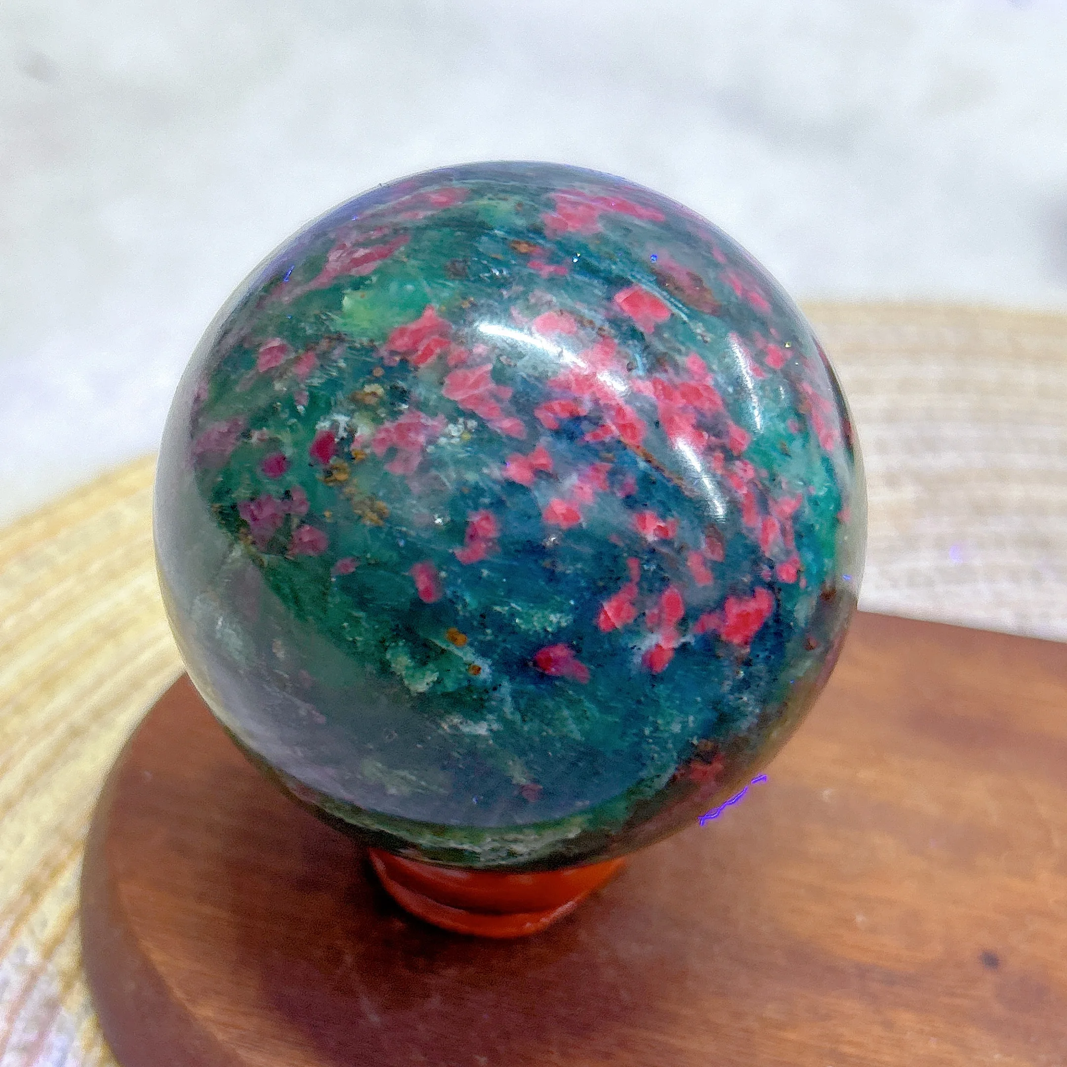 

Natural Crystal Ruby Zoisite Sphere UV Light Flashy Gemstones High Quality Mineral Energy Stone Reiki Home Decorations Gift