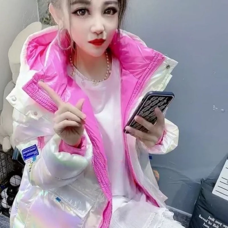 เสื้อแจ็คเก็ตผ้าฝ้ายบุนวมสีลูกกวาดเงาแบบติดซิปติดป้ายสีตัดกัน ความยาวปานกลางถึงยาว