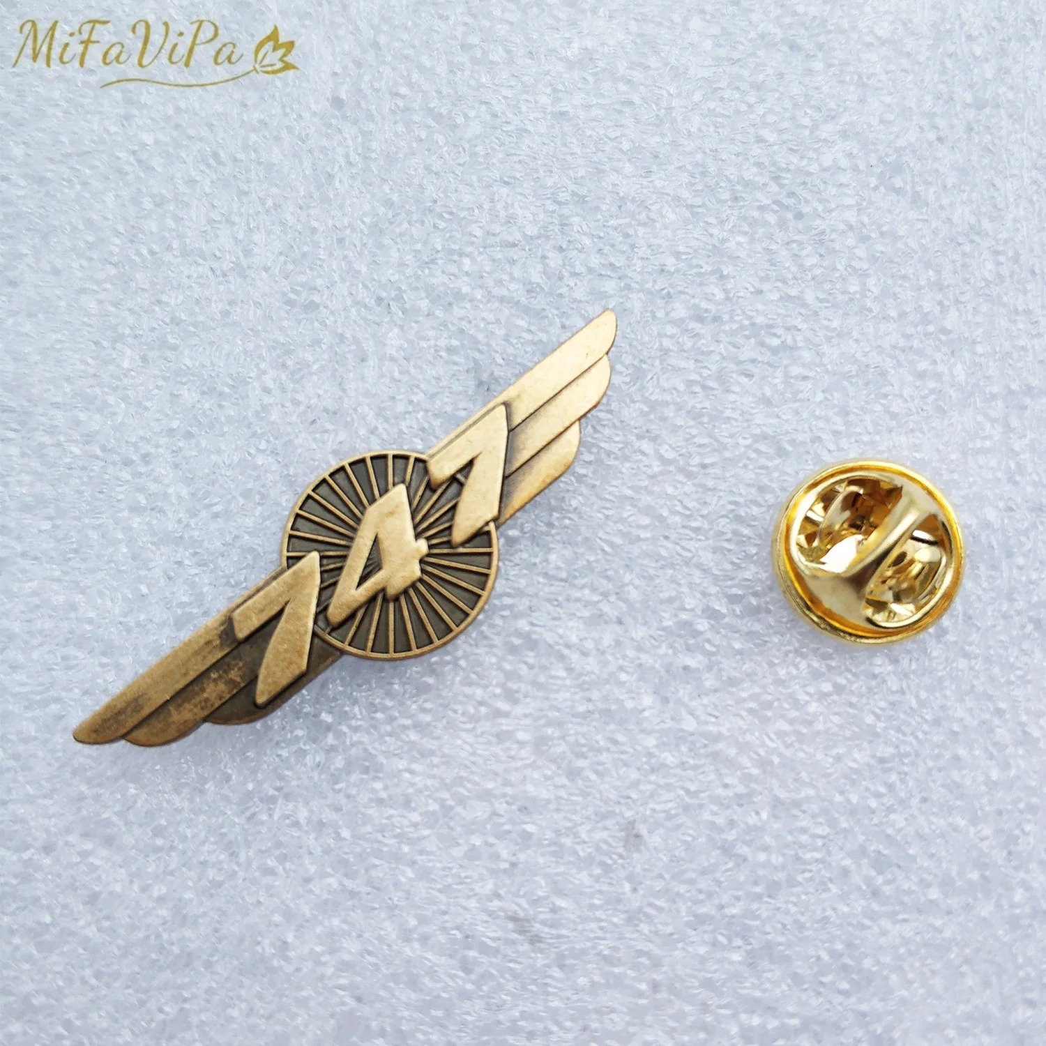 MiFaViPa Copper Boeing 737 747 777 Brooch Badge Vintage Bronze A320 330 Aircraft Sweater Corsage for Men Brooches Lapel Pin Gift