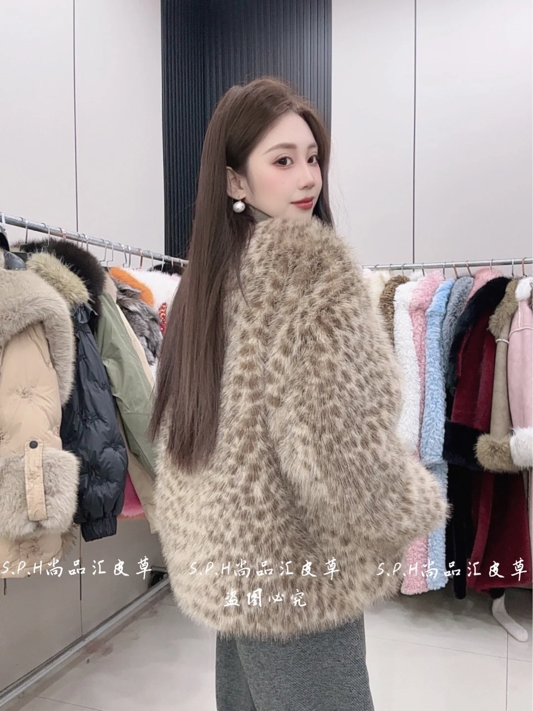 เสื้อโค้ทขนเฟอร์ลายเสือดาวสำหรับผู้หญิง ฤดูหนาว 2025 รุ่นใหม่ เสื้อโค้ทขนเฟอร์แบบกลับด้านได้ เสื้อพาร์กาขนเฟอร์สั้น อุ่นสบาย