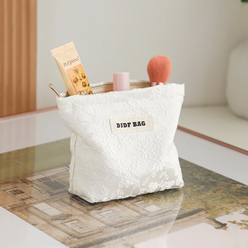 Women\'s cosmetic bag, small white embroidery cosmetics storage bag, portable lipstick bag, coin purse, commuter liner bag