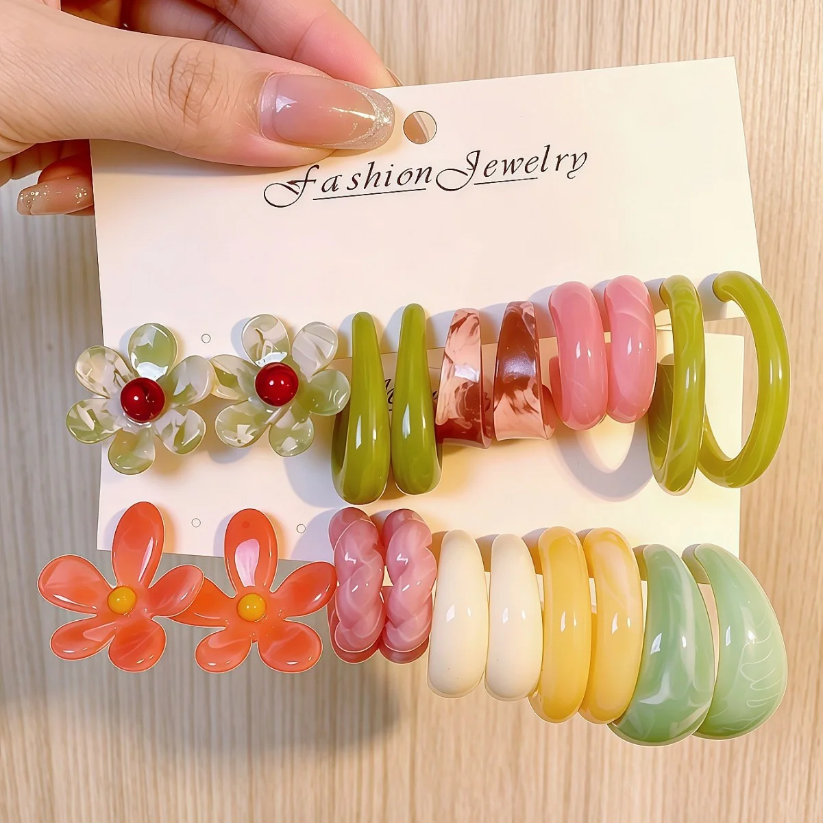 10er/20er Set Harz-Ohrringe für Damen: Farbenfrohe Blumen-Ohrstecker und C-förmige gedrehte Creolen im niedlichen Dopamin-Stil – Detail 1