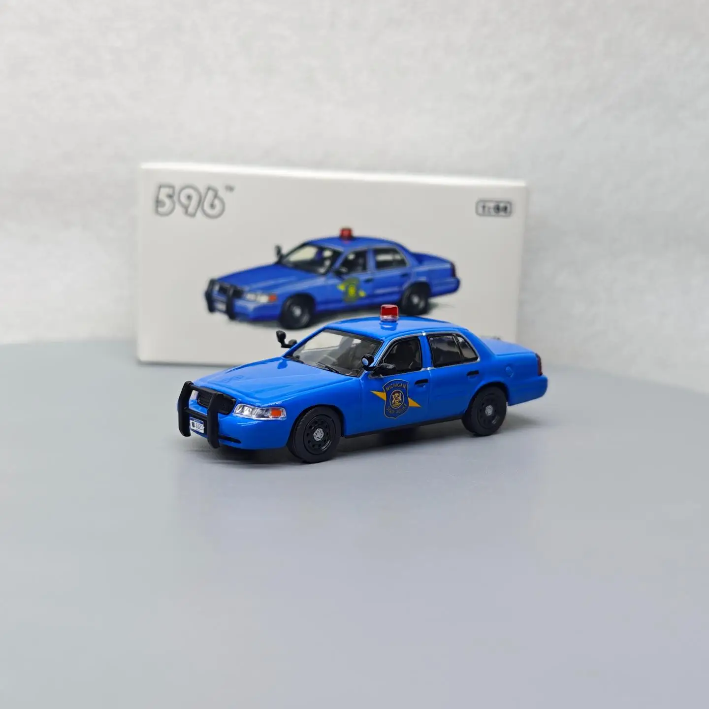 

596 1:64 Ford Crown Victoria — Государственная полиция Мичигана 596-107