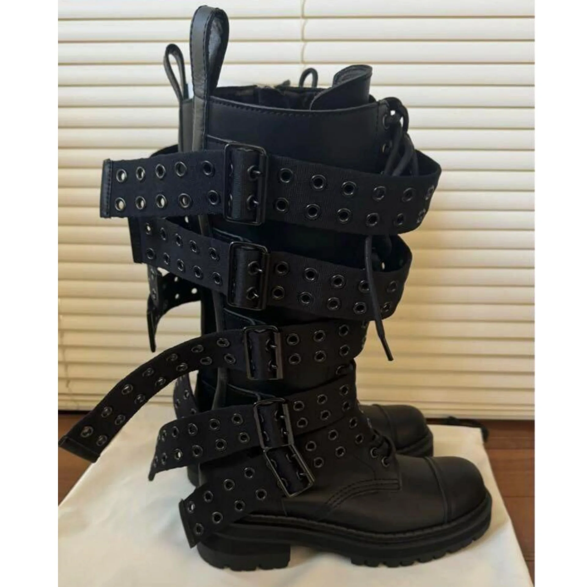 Botas de sola grossa estilo romano para mulheres, estação europeia, fivela de cinto, rebite cavaleiro, botas longas sobre o joelho