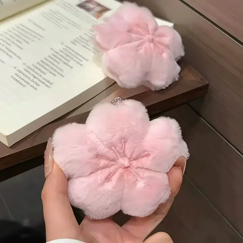 Llavero colgante de felpa con diseño de flor de cerezo rosa, ideal para regalar, un accesorio pequeño y adorable para decorar bolsos y mochilas.