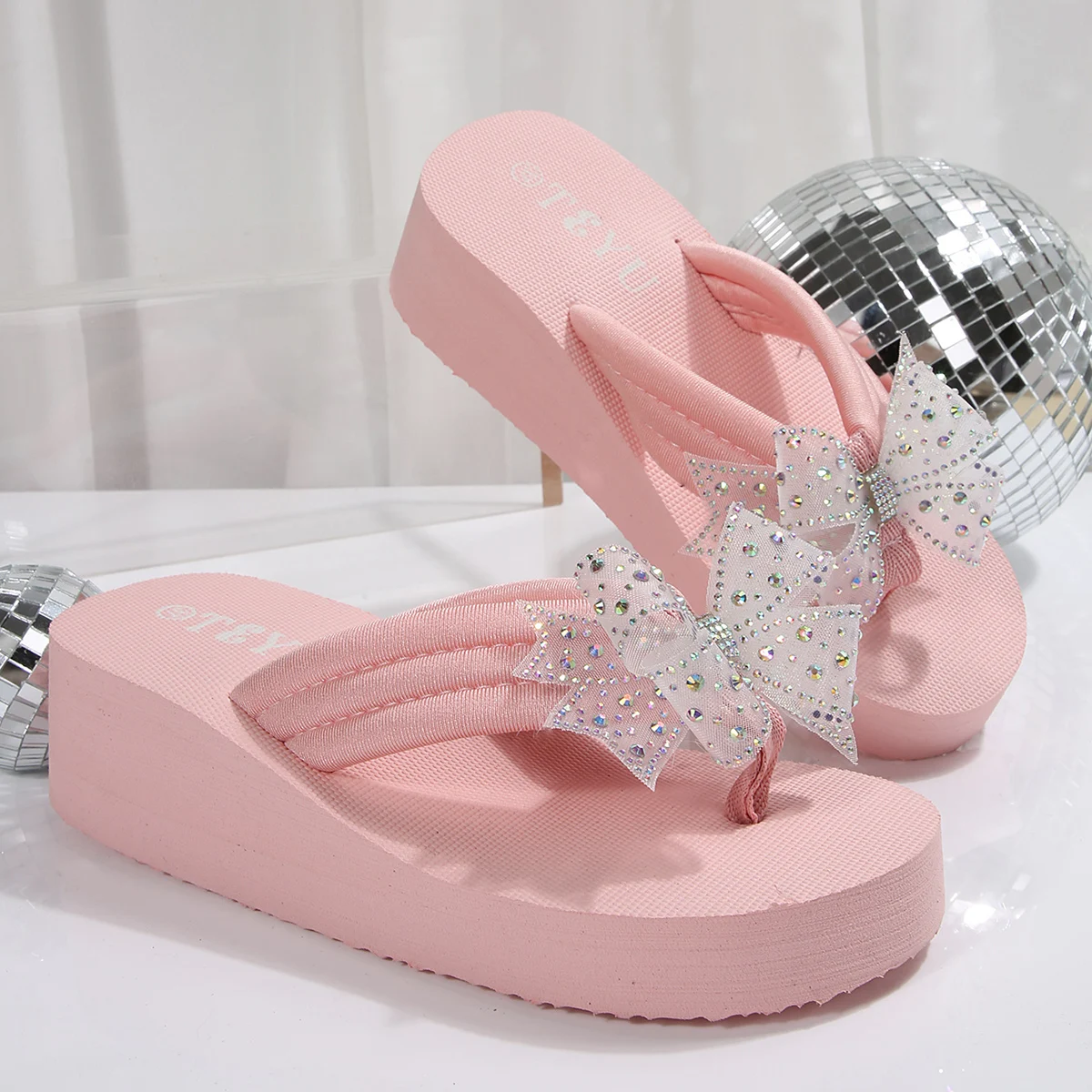Rosa Kristallblumen-Keilabsatz-Flip-Flops für Damen, Plateau-Zehensteg-Strandsandalen, Damenmode 2026, Übergrößen 36-42, EVA-Slipper – Detail 11