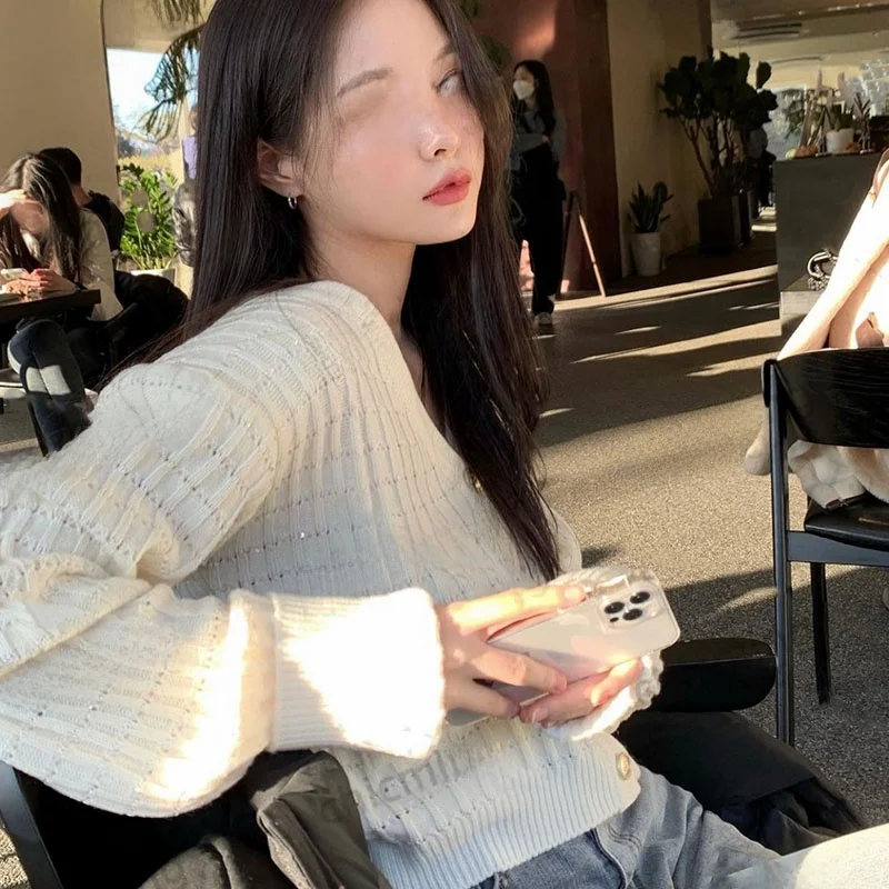 

Chictang2025 Ранняя осень Корейский стиль Мягкий молочно-белый вязаный кардиган с V-образным вырезом для женщин, повседневный, стандартный крой