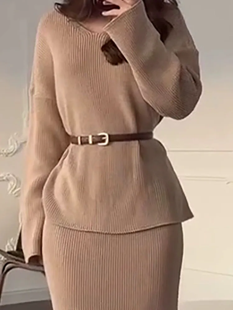 طقم كلاسيكي بلون سادة برقبة على شكل حرف V للسيدات بقصة ضيقة قريبة من الأرداف وتنورة طويلة + طقم سترة لطيفة