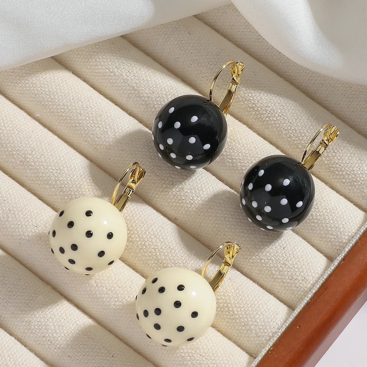 Retro-Mode-Ohrringe mit schwarzen und weißen Punkten für Damen, elegante runde Kugel-Ohrringe aus Harz und Acryl, lässiger Party-Schmuck – Detail 6