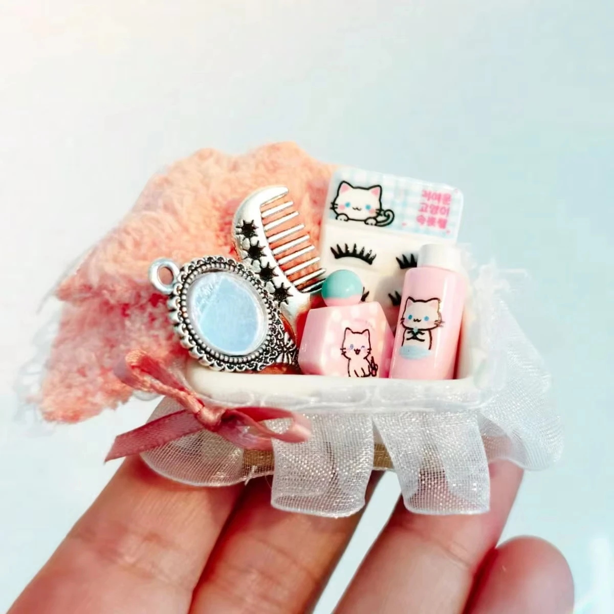 1:12 Mini Dollhouse Cosmetic Set Cute Cat Print Mini Perfume Lash Shampoo Mirror Comb Towel Tray Doll Accessories Miniature