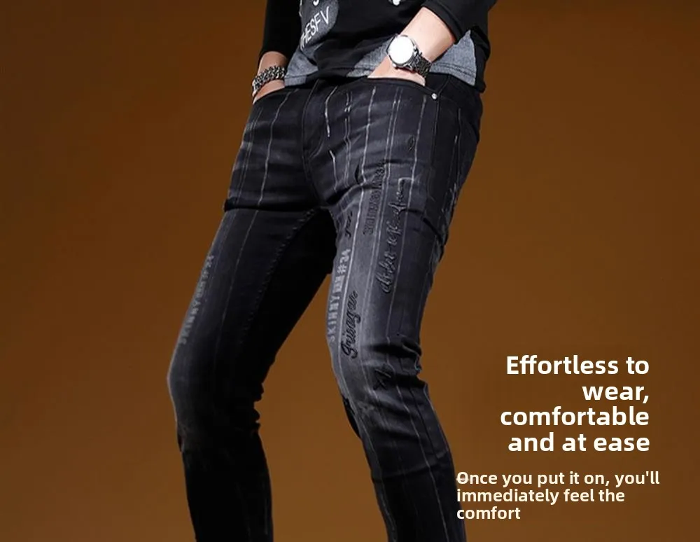Vaqueros de vaquero con letras negras bordadas para hombre, pies pequeños, tendencia coreana, pantalones elásticos versátiles rasgados, pantalones vaqueros ajustados