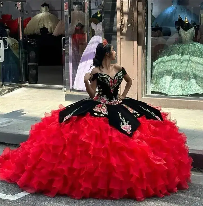 Vestidos de Quinceañera de Charro Rojo Negro con falda escalonada de Organza roja, sin hombros, escote corazón, con cordones, 15