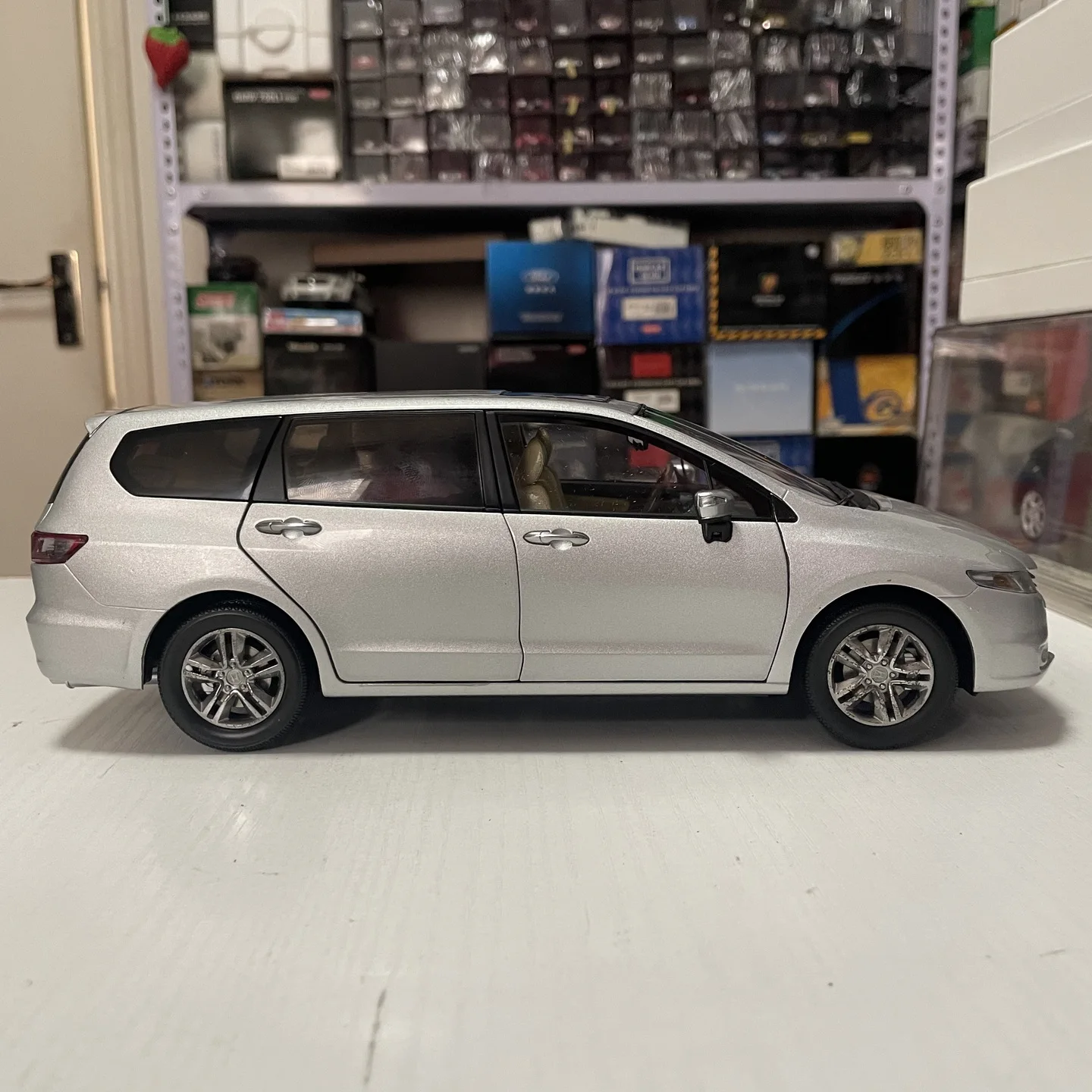 مقياس 1:18 مصنوع من خليط معدني 2009 فضي هوندا أوديسي RB3 ألعاب سيارات نموذج كلاسيكيات الحنين هدايا للكبار عرض تذكاري ثابت