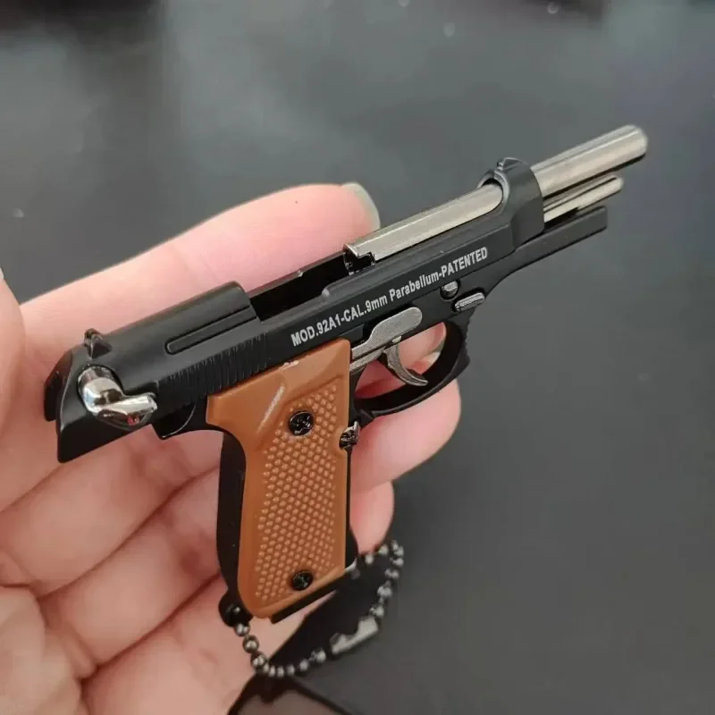 LLavero de pistola de aleación modelo BERETTA 92F a escala 1:3, Mini arma de juguete, modelo de arma, llavero de Metal, regalo de cumpleaños para niños y adultos