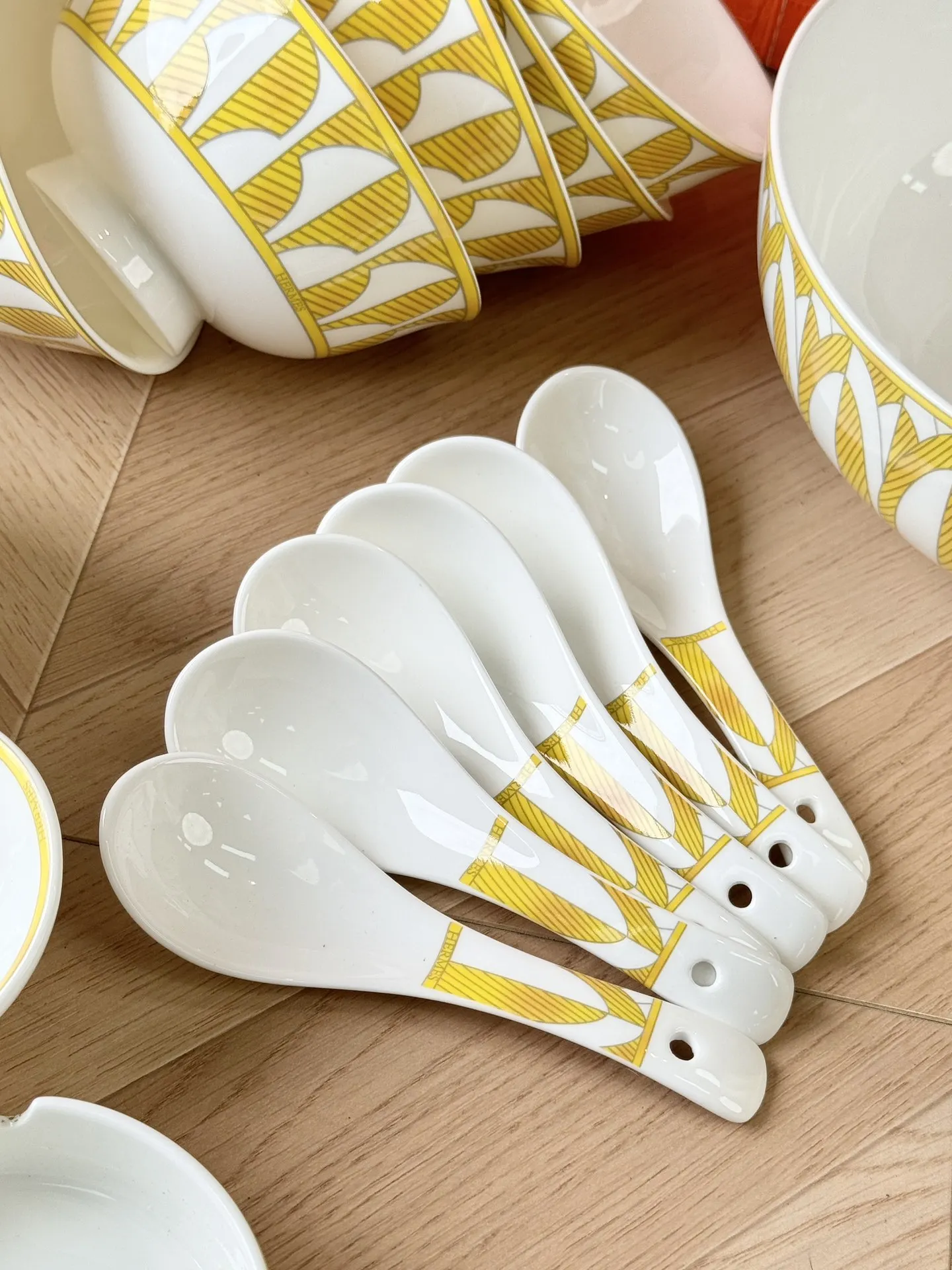 يجب اقتناؤه لتناول الطعام في الهواء الطلق والمطبخ: مجموعة أدوات مائدة فاخرة مكونة من 28 قطعة بما في ذلك الأطباق والملاعق والأطباق.