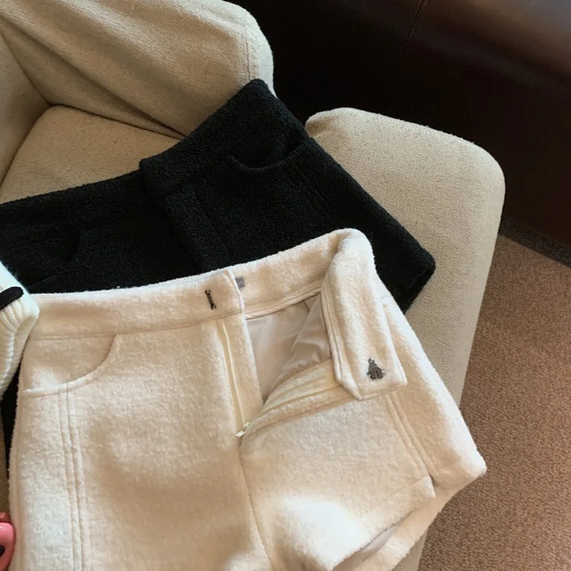 Pantalones cortos blancos de lana gruesa para mujer en otoño e invierno con abrigos y botas ultracortas para niña, pantalones de pierna ancha