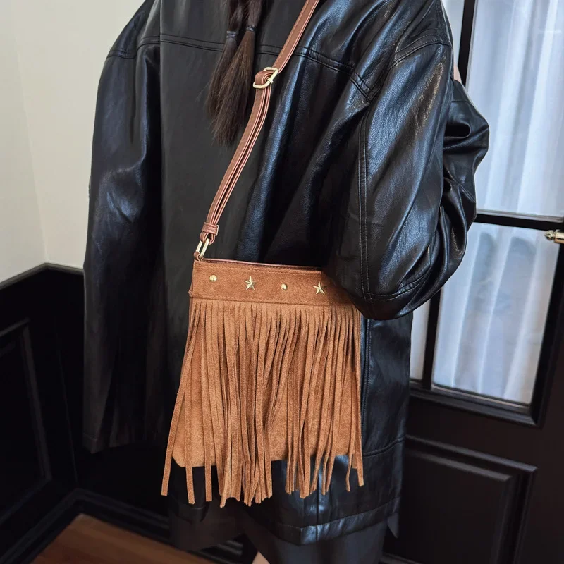 

Маленькая квадратная женская сумка с заклепками, матовая сумка через плечо с заклепками, корейская мода