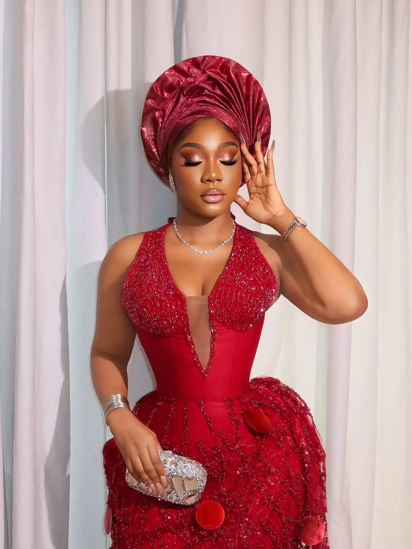 最新のレッドスパンコールレースイブニングドレスかわいいVネックストラップレスロングフォーマルドレススパークリングスパンコールウェディングカクテルドレス