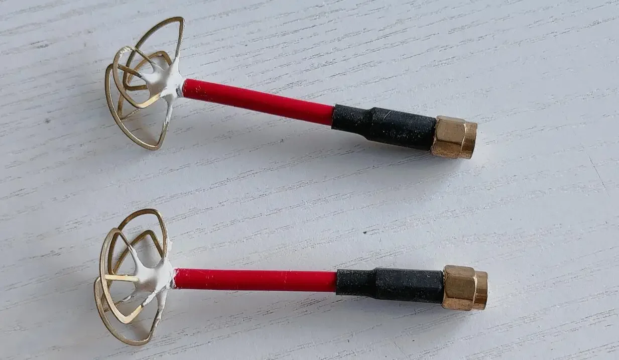 

1 Pair Aomway 4.9-5.8ghz 4-Leaf Clover Long Range High Gain Antenna 8DBI FPV Mushroom Antenna SMA Connector for TX/RX