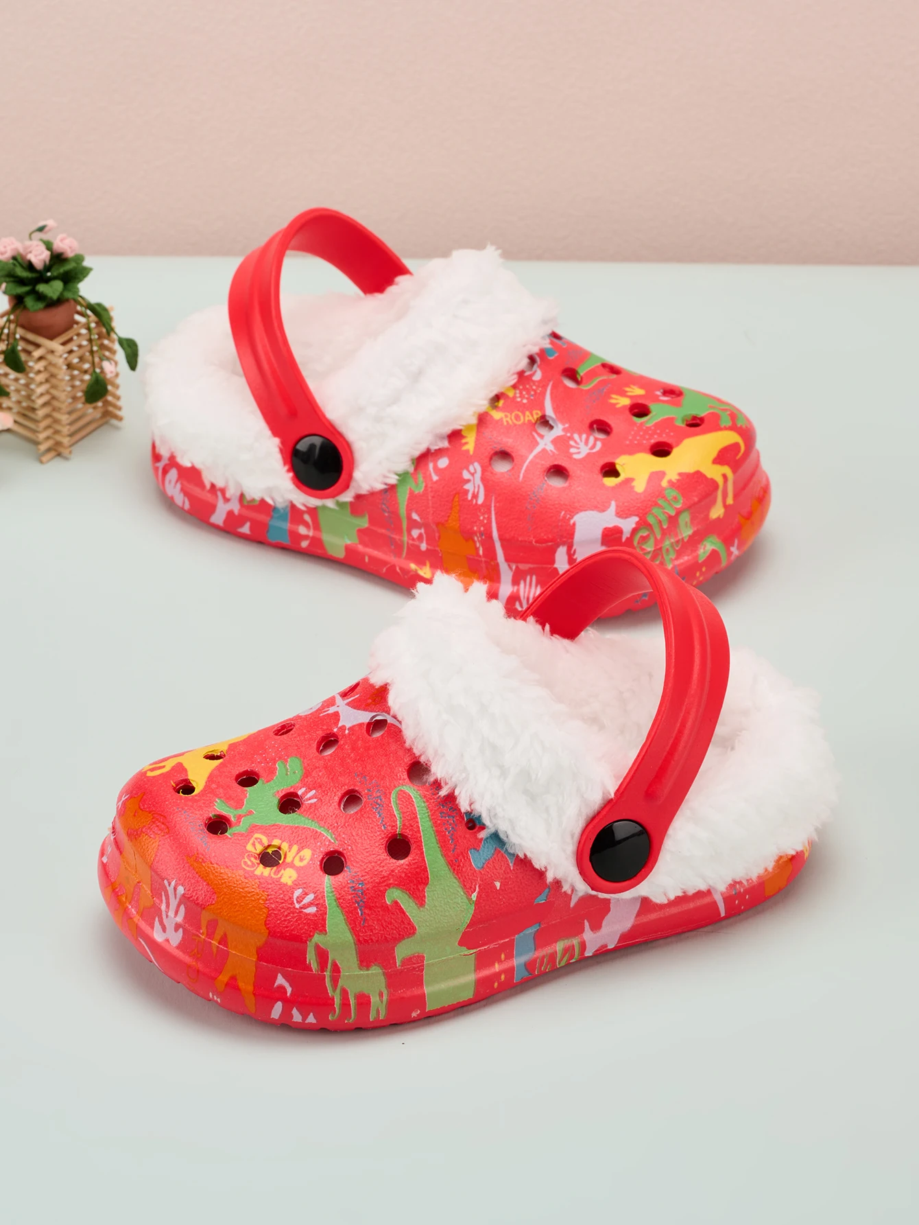 Autumn and winter fashionable, casual and comfortable home shoes for boys and girls with plush holes