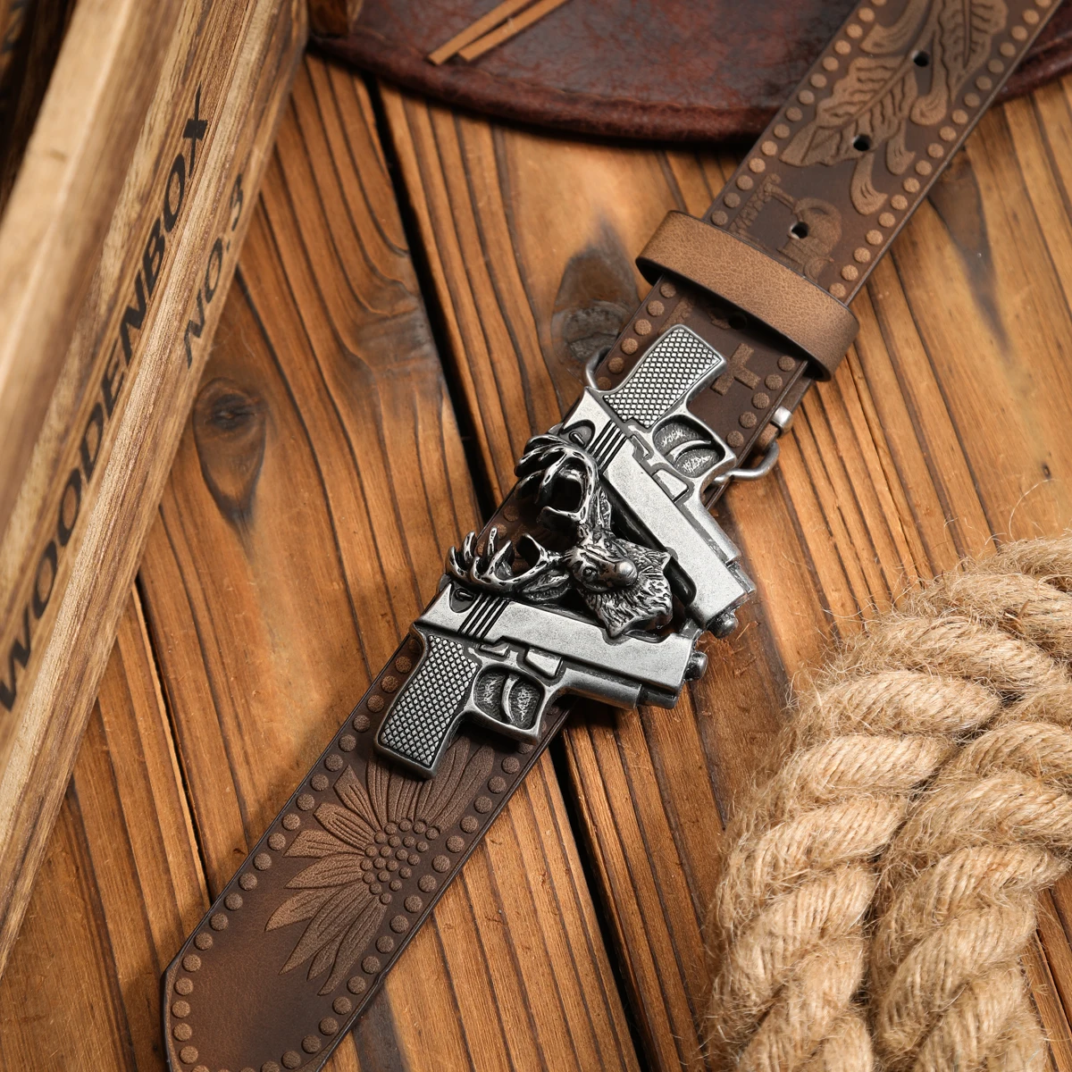 Ein PU-Gürtel im Western-Stil, geeignet für Männer und Frauen, ein einzigartiger Retro-Gürtel in Dunkelbraun (mit perforierten Nieten) – Detail 13
