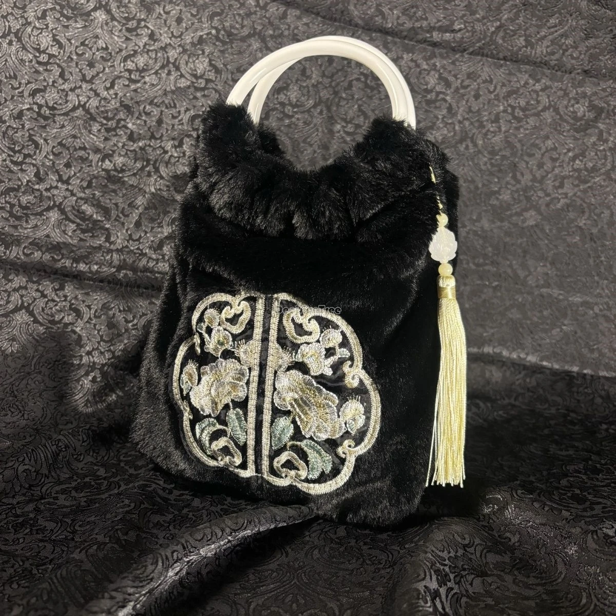 حقيبة يد مطرزة من القطيفة على الطراز العرقي الصيني لخريف وشتاء 2025 حقيبة يد عصرية كلاسيكية من شيونغسام هانفو حقيبة شرابة