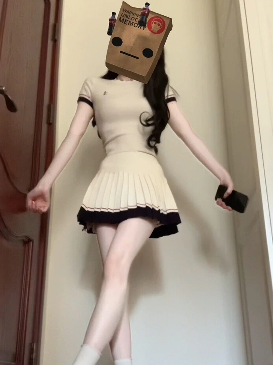 

Повседневный спортивный вязаный комплект из двух предметов: топ с коротким рукавом и короткая юбка, женский, в стиле Pure Desire, с эффектом стройности плеч, в студенческом стиле